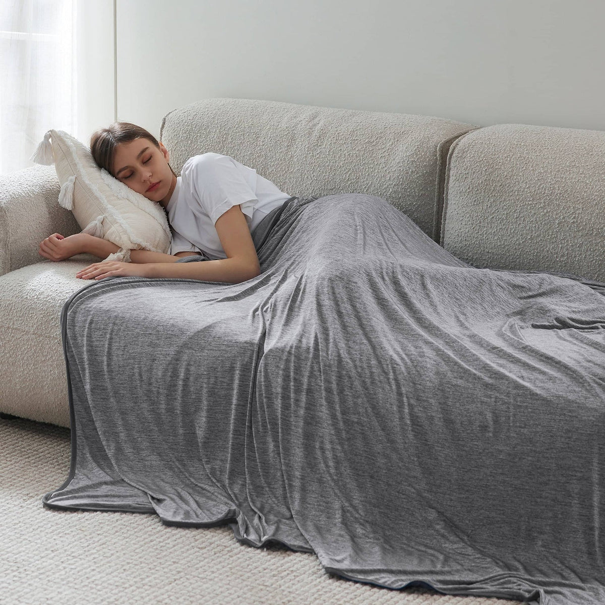 AeroFrosti Cooling Comforter with FreezeCore™ Technology